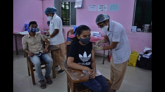 Currently the state has 4038 active patients of which Pune tops with 1404 followed by Mumbai and Ahmedngar with 576 and 426 patients respectively. (Praful Gangurde / HT Photo)