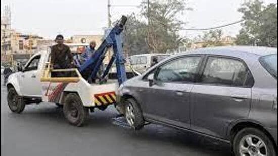 The Mumbai police has planned to stop towing of vehicles across Mumbai and the decision will be tested in the city on an experimental basis. (HT FILE PHOTO.)