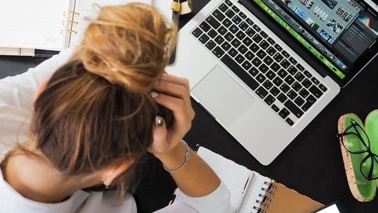 5. Contain your anxiety: When people are worried, they tend to eat more, and being overweight as a result of eating more produces even more stress. The only way out of this predicament is to find a way to blow off steam.(Pexels)