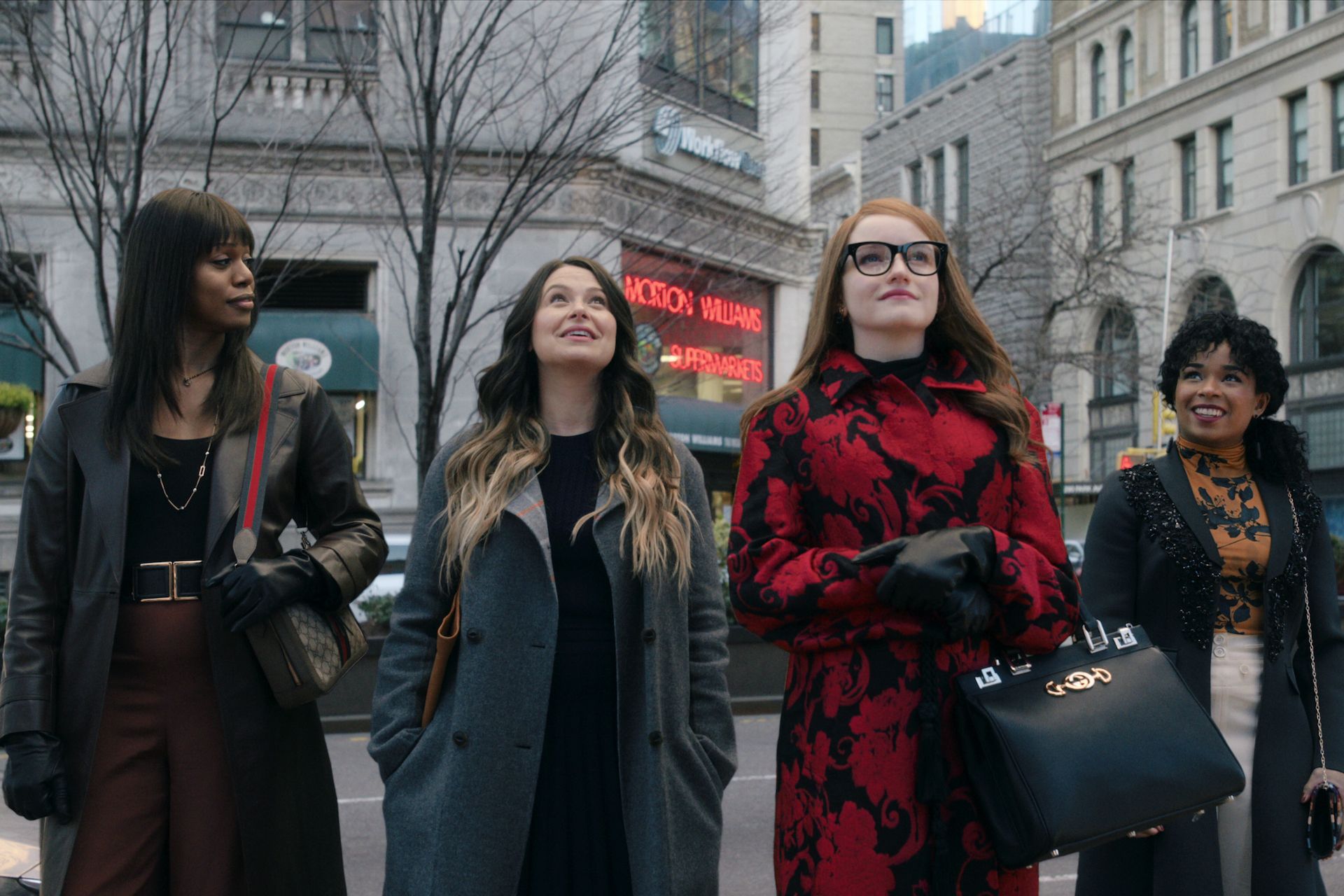 Inventing Anna, about a woman who posed as a German heiress and faked her way into New York City’s most exclusive social circles, loses its way in its many side plots. (Netflix)