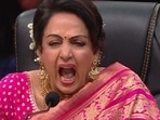 Hema Malini watches in shock as Hunarbaaz contestant performs dangerous stunts. Hema Malini watches in shock as Hunarbaaz contestant performs dangerous stunts.