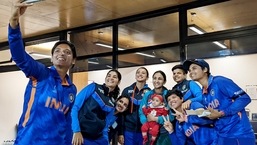 India players click a selfie with Pakistan captain Bismah Maroof and her daughter.