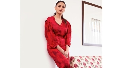 Pulling back her tresses into a mid-parted ponytail hairstyle, Aditi opted to go sans accessories to let her ensemble do the maximum talking. She amplified the glam quotient with a dewy makeup look.&nbsp; (Instagram/sanamratansi)