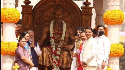 Prime Minister Narendra Modi unveils statue of Chhatrapati Shivaji Maharaj in the Pune Municipal Corporation (PMC) premises on Sunday. (HT PHOTO) Prime Minister Narendra Modi unveils statue of Chhatrapati Shivaji Maharaj in the Pune Municipal Corporation (PMC) premises on Sunday. (HT PHOTO)