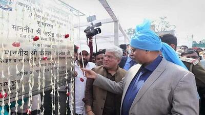 Water minister of Delhi Govt and Delhi Jal Board Chairman Satyendar Jain along with revenue minister Kailash Gahlot inaugurated the work of laying a massive network of 346 kilometres of sewer lines in Najafgarh. (HT Photo) Water minister of Delhi Govt and Delhi Jal Board Chairman Satyendar Jain along with revenue minister Kailash Gahlot inaugurated the work of laying a massive network of 346 kilometres of sewer lines in Najafgarh. (HT Photo)