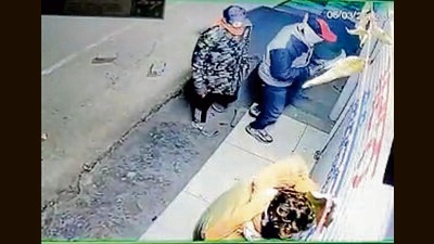 As per CCTV footage, six men had broken open the jewellery store’s shutters with sharp-edged objects around 2.50am; they stayed within the store for 15 minutes, and decamped with ₹40,000, gold jewellery worth ₹3 lakh and silver jewellery worth ₹60,000. (Representative Image/HT File) As per CCTV footage, six men had broken open the jewellery store’s shutters with sharp-edged objects around 2.50am; they stayed within the store for 15 minutes, and decamped with ₹40,000, gold jewellery worth ₹3 lakh and silver jewellery worth ₹60,000. (Representative Image/HT File)