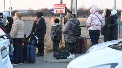 People fleeing the conflict in Ukraine are seen at the Hungarian-Ukrainian border crossing near Beregsurany, Hungary, on March 6, 2022. (AFP) People fleeing the conflict in Ukraine are seen at the Hungarian-Ukrainian border crossing near Beregsurany, Hungary, on March 6, 2022. (AFP)