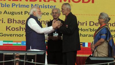 (From L) Prime Minister Narendra Modi, Maharashtra minister Subhash Desai and Dr SB Mujumdar, founder Chancellor of Symbiosis University, during Symbiosis golden jubilee event at Lavale campus , on Sunday. (HT PHOTO) (From L) Prime Minister Narendra Modi, Maharashtra minister Subhash Desai and Dr SB Mujumdar, founder Chancellor of Symbiosis University, during Symbiosis golden jubilee event at Lavale campus , on Sunday. (HT PHOTO)
