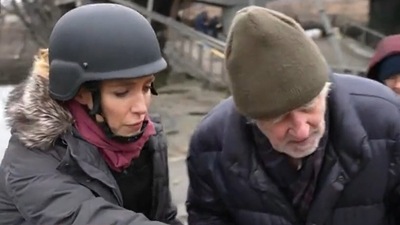 CNN chief international correspondent Clarissa Ward helping elderly. (screengrab @CNN) CNN chief international correspondent Clarissa Ward helping elderly. (screengrab @CNN)