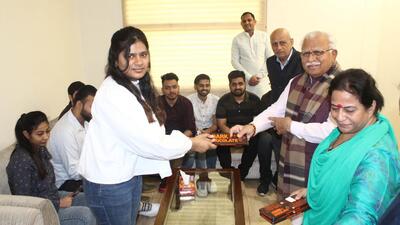 Haryana chief minister Manohar Lal Khattar with students who returned from the war-torn Ukraine and their parents, in Gurugram on Sunday. (Parveen Kumar/HT PHOTO) Haryana chief minister Manohar Lal Khattar with students who returned from the war-torn Ukraine and their parents, in Gurugram on Sunday. (Parveen Kumar/HT PHOTO)