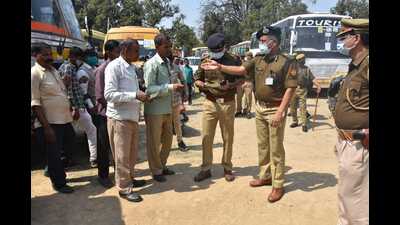 Police commissioner A Satish Ganesh inspecting a dispatch centre in Varanasi. (HT PHOTO)