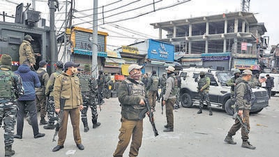 Security forces at the site of the grenade attack at a market near Amira Kadal Bridge in Srinagar on Sunday (WASEEM ANDRABI/HT) Security forces at the site of the grenade attack at a market near Amira Kadal Bridge in Srinagar on Sunday (WASEEM ANDRABI/HT)