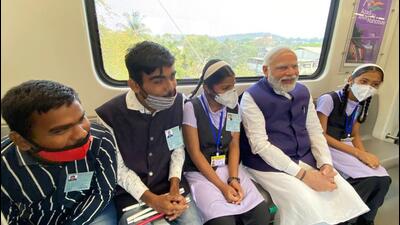 Prime Minister Narendra Modi took a metro ride from Garware college to Anand nagar by paying the ticket fare through his mobile phone at a nearby kiosk. During the ride, he interacted with specially-abled youths. (HT PHOTO) Prime Minister Narendra Modi took a metro ride from Garware college to Anand nagar by paying the ticket fare through his mobile phone at a nearby kiosk. During the ride, he interacted with specially-abled youths. (HT PHOTO)