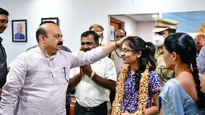 Chief minister Basavaraj Bommai welcomes Chitra Saunshi, who has returned from war-hit Ukraine, in Hubballi, Sunday. (PTI) Chief minister Basavaraj Bommai welcomes Chitra Saunshi, who has returned from war-hit Ukraine, in Hubballi, Sunday. (PTI)