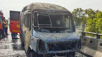 Bank’s van with  ₹14L gutted in fire; minor traffic snarl on Delhi-Gurgaon e-way