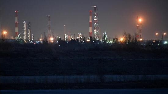 An oil refinery in Omsk, Russia. (REUTERS)