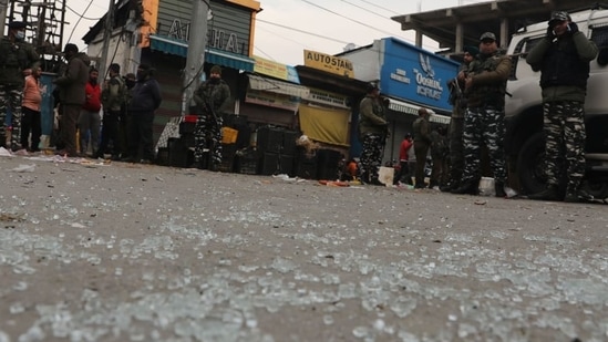 Security forces seen at the site of a grenade explosion at Hari Singh High Street in Srinagar on Sunday.&nbsp;(Waseem Andrabi/HT Photo)