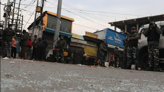 Srinagar grenade attack: Secuirty forces seen at the site of a grenade explosion at Hari Singh High Street in Srinagar, on 6 March. (Waseem Andrabi/HT Photo)