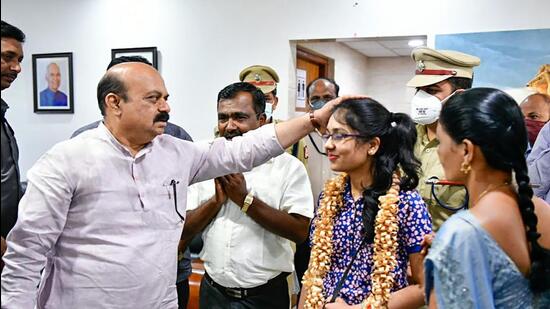 Chief minister Basavaraj Bommai welcomes Chitra Saunshi, who has returned from war-hit Ukraine, in Hubballi, Sunday. (PTI)