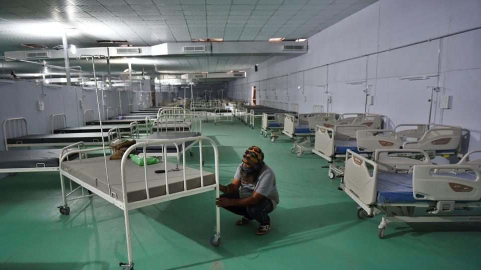 &nbsp;Workers setting up a 500-bed Covid-19 Care Centre at Ramlila Maidan in front of LNJP hospital, in New Delhi. (Ajay Aggarwal/HT Photo)