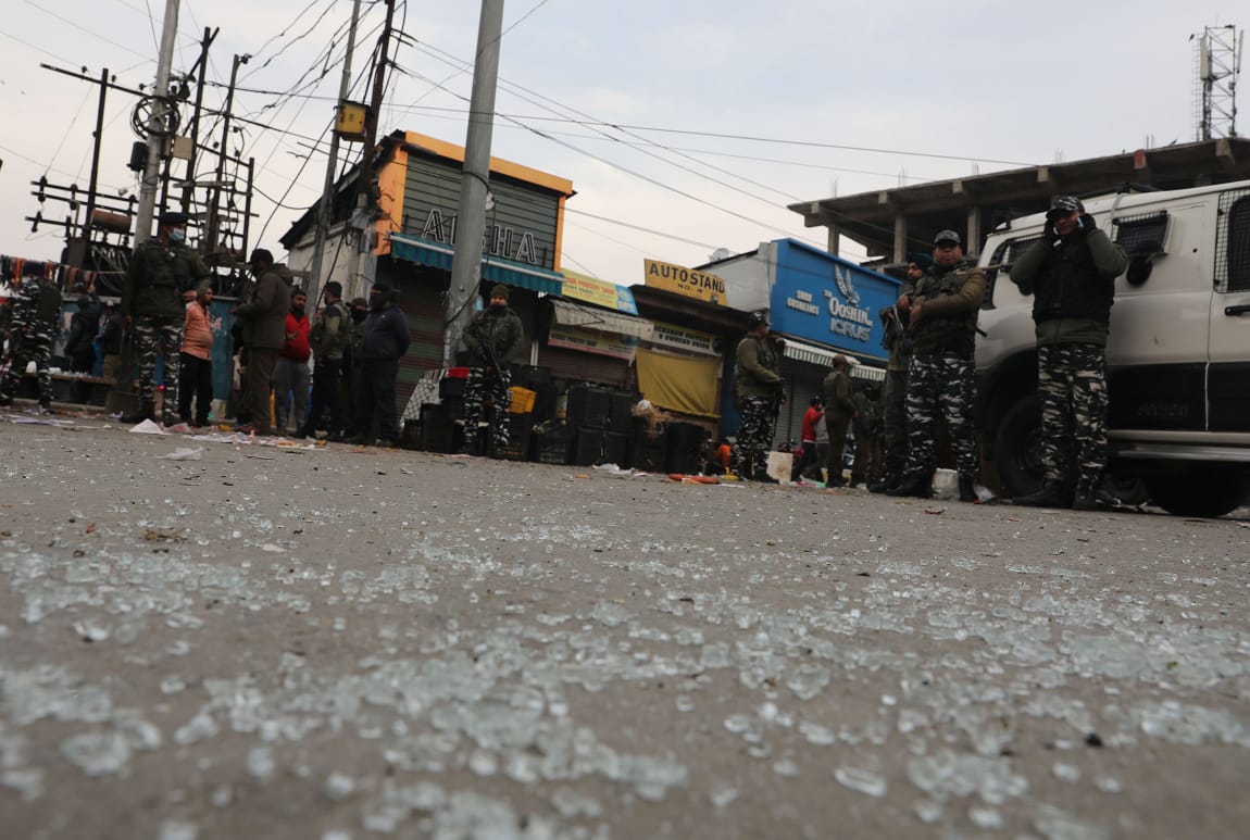 Security forces seen at the site of a grenade explosion at Hari Singh High Street in Srinagar on Sunday. (Waseem Andrabi/HT Photo) Security forces seen at the site of a grenade explosion at Hari Singh High Street in Srinagar on Sunday. (Waseem Andrabi/HT Photo)