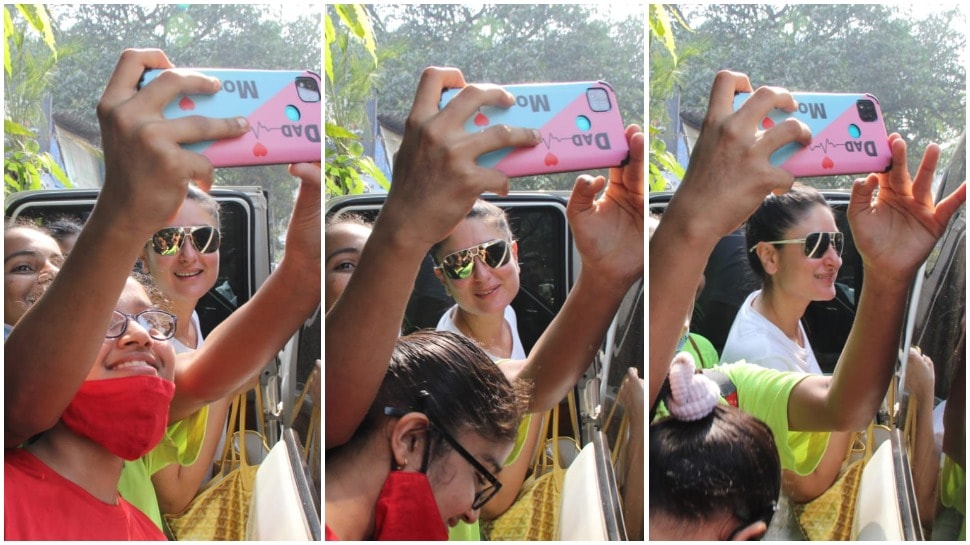 Kareena posed with her fans.