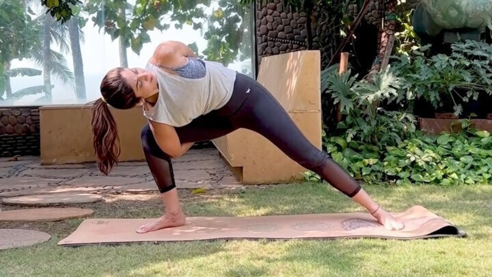Shilpa Shetty Yoga Fuck - Shilpa Shetty shares Yoga hack for breaking monotony in exercise routine:  Watch | Health - Hindustan Times