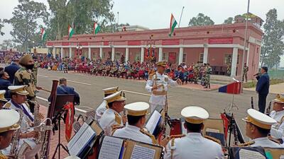 In continuation to the series of events under the programme Azadi Ka Amrit Mahotsav” the BSF Band gave an impressive display at the retreat ceremony at BOP Octroi, Suchetgarh. BSG guards take part in the retreat ceremony on the Indo-Pakistan border. (HT Photo)