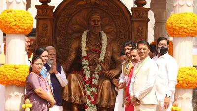 Prime Minister Narendra Modi unveiled a 9.5-feet tall statue of great Maratha warrior Chhatrapati Shivaji Maharaj in the Pune Municipal Corporation (PMC) headquarter premises on March 6. (HT PHOTO)