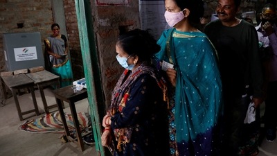 A woman leaves after casting her vote as others wait for their turn at a polling station during the last phase of state assembly election in Varanasi in the northern state of Uttar Pradesh, India, March 7, 2022. REUTERS/Adnan Abidi (REUTERS)