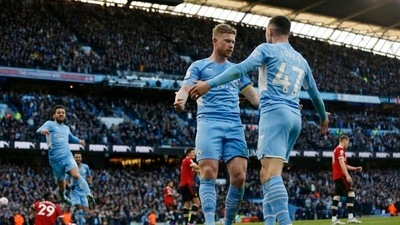 Manchester City's Kevin De Bruyne celebrates scoring their second goal with Phil Foden (REUTERS)