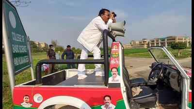 SP-RLD alliance candidate from Hastinapur Yogesh Verma keeping a watch on the strong room through binoculars. (Sourced) SP-RLD alliance candidate from Hastinapur Yogesh Verma keeping a watch on the strong room through binoculars. (Sourced)