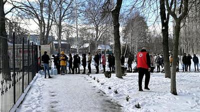 Indian students stranded in Ukraine receive humanitarian assistance from Red Cross Ukraine in coordination with the Indian World Forum, in Sumy. (ANI)