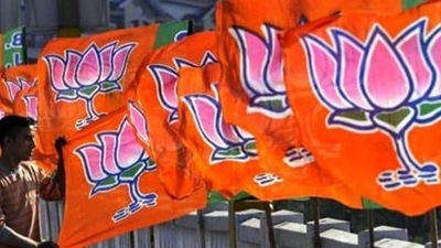 A Bharatiya Janta Party worker erecting BJP flags. (Nitin Kanotra / Hindustan Times) A Bharatiya Janta Party worker erecting BJP flags. (Nitin Kanotra / Hindustan Times)