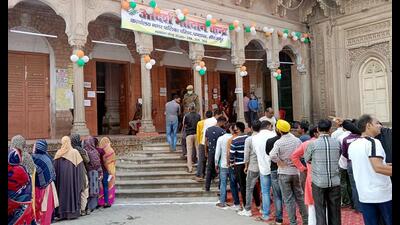 Voters waiting in queues to cast their votes for the seventh and final phase of the Uttar Pradesh assembly elections, Mirzapur, March 7, 2022 (ANI)