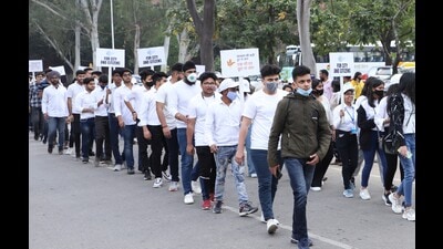 Volunteers taking out a rally as part of Chandigarh MC’s awareness campaign to improve the city’s cleanliness rankings. (HT Photo)