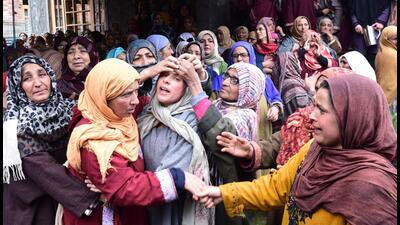 Family members and relatives mourn the death of Rafiya Nazir, who died in a grenade attack in Srinagar on Sunday. The death toll in Sunday’s grenade blast reached two. (Waseem Andrabi/HT) Family members and relatives mourn the death of Rafiya Nazir, who died in a grenade attack in Srinagar on Sunday. The death toll in Sunday’s grenade blast reached two. (Waseem Andrabi/HT)