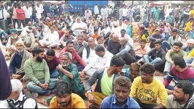 Family members and sympathisers of junk dealer Kewal Krishan, who died in police custody on Sunday, sitting on protest on the Ferozepur-Fazilka road on Monday. (HT Photo)