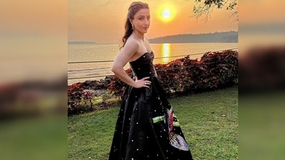 Soha Ali Khan picked the perfect natural backdrop to flaunt her fancy dress by Gauri & Nainika which costs <span class='webrupee'>₹</span>160,000. (Instagram/@sakpataudi) Soha Ali Khan picked the perfect natural backdrop to flaunt her fancy dress by Gauri & Nainika which costs <span class='webrupee'>₹</span>160,000. (Instagram/@sakpataudi)