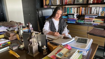 Shabana Azmi shared a picture of Javed Akhtar's ‘cluttered’ desk. Shabana Azmi shared a picture of Javed Akhtar's ‘cluttered’ desk.