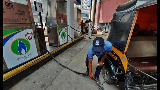 An attendant fills CNG gas in an autorickshaw at a pump station. (File Photo) An attendant fills CNG gas in an autorickshaw at a pump station. (File Photo)