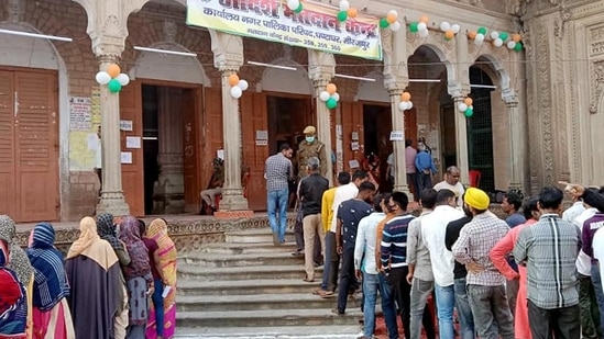 Voters waiting in queues to cast their votes for the seventh and final phase of the Uttar Pradesh assembly elections, Mirzapur, March 7, 2022 (ANI)(HT_PRINT)