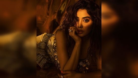 Janhvi Kapoor went totally bronze for this look and opted for subtle smokey eyes, neutral lips and defined eyebrows.(Instagram/@janhvikapoor)