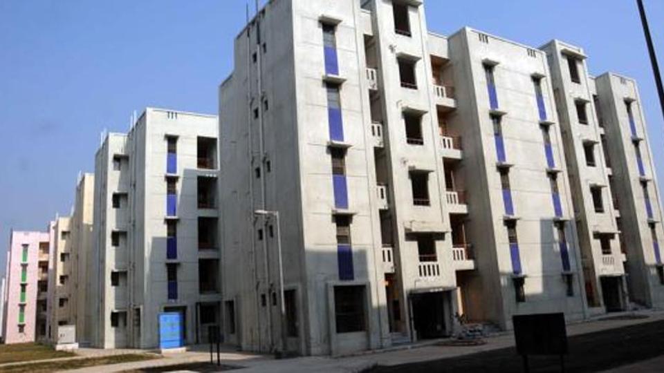 the societies are being asked to sign service agreement with waste collection concessionaire, according to which ₹100 per flat per month will be required to be paid. (Representative image/HT Archive) the societies are being asked to sign service agreement with waste collection concessionaire, according to which ₹100 per flat per month will be required to be paid. (Representative image/HT Archive)