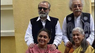 (Clockwise) Pankaj Kapur, Naseeruddin Shah, Ratna Pathak Shah, and Supriya Pathak (Clockwise) Pankaj Kapur, Naseeruddin Shah, Ratna Pathak Shah, and Supriya Pathak