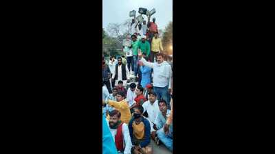 SP workers staging protest in Varanasi on Tuesday. (HT PHOTO) SP workers staging protest in Varanasi on Tuesday. (HT PHOTO)