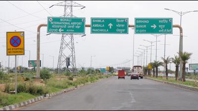 The current distance from Sector 48 in Chandigarh to the airport is 14 km after traversing through Mohali. It will be reduced to 3.5 km after the road is completed. (HT Photo)