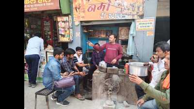Tea stalls in Kashi are abuzz with political discussions as to who will be the next chief minister. (HT Photo) Tea stalls in Kashi are abuzz with political discussions as to who will be the next chief minister. (HT Photo)