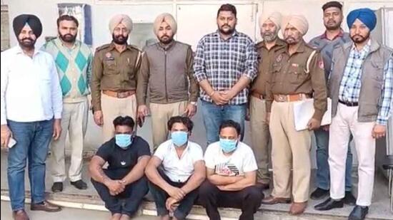 The accused were heading towards Amritsar in a Maruti Swift car when a team of the Khanna Police stopped them for checking. (HT Photo)