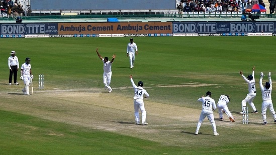 Ravichandran Ashwin (3L) shouts a successful caught behind appeal against Sri Lanka(AFP)